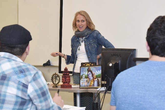 Honors Faculty Andrea Diem teaching class