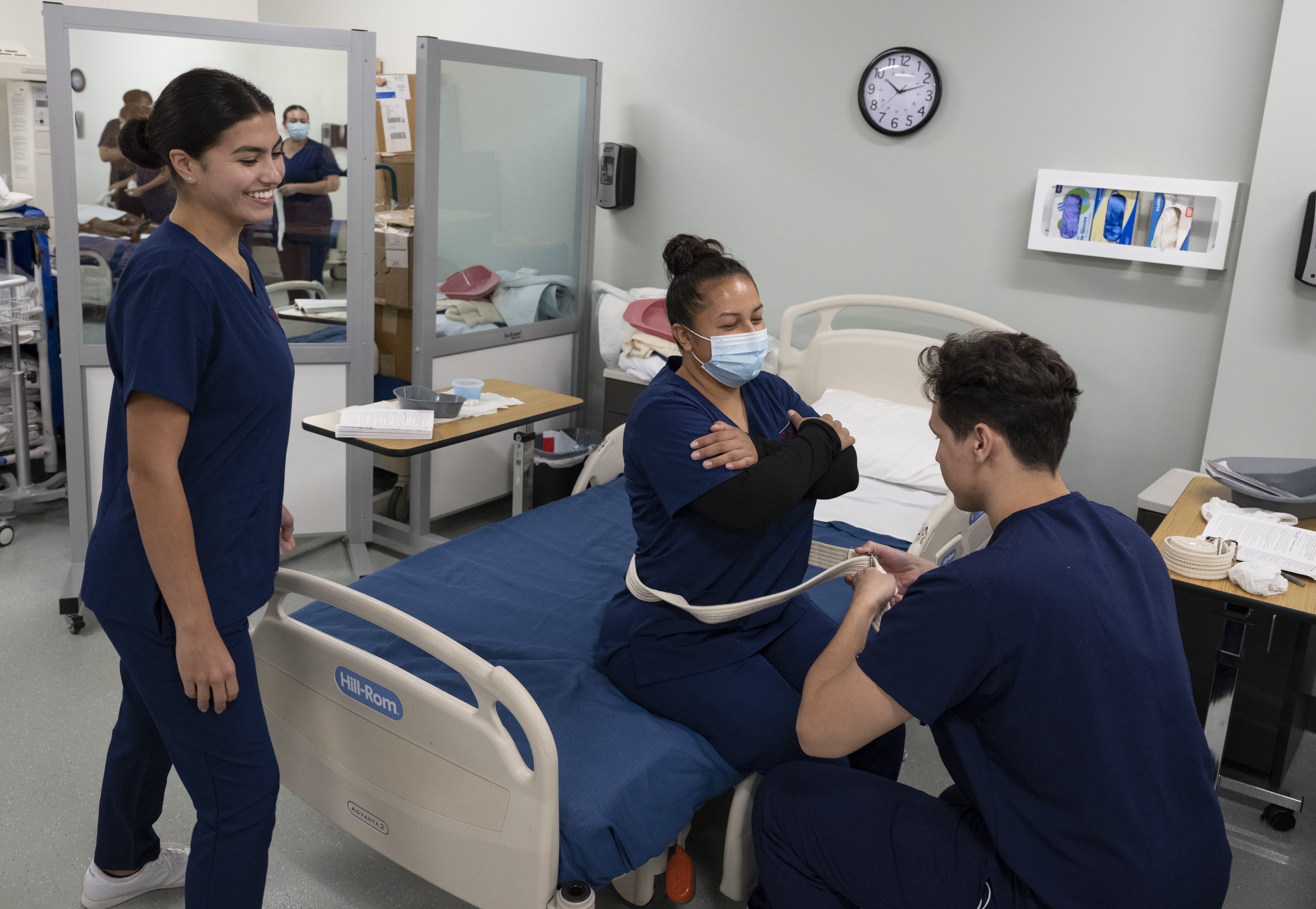 cna students practicing lifts